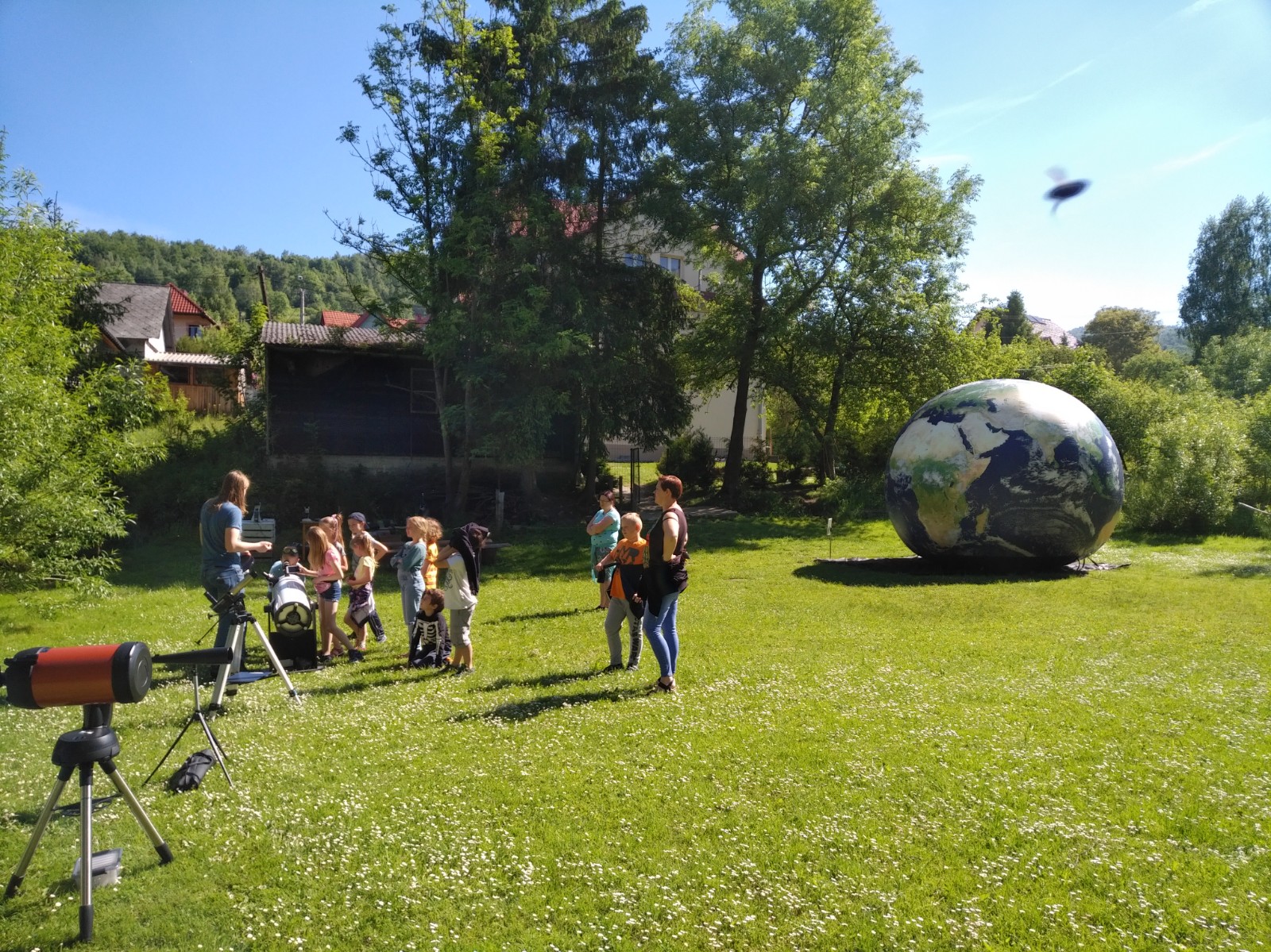 Zajęcia obserwacyjne i mikroskopowe w szkole Montessori.