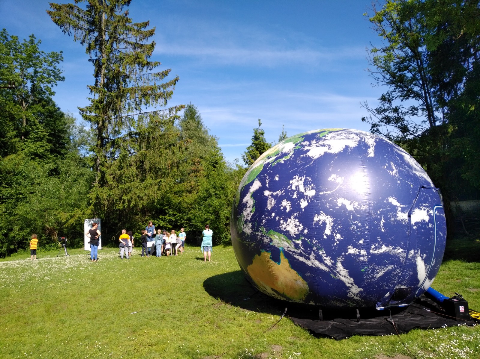 Piknik z planetą Ziemia w szkole Montessori. Piknik z planetą Ziemia w szkole Montessori.