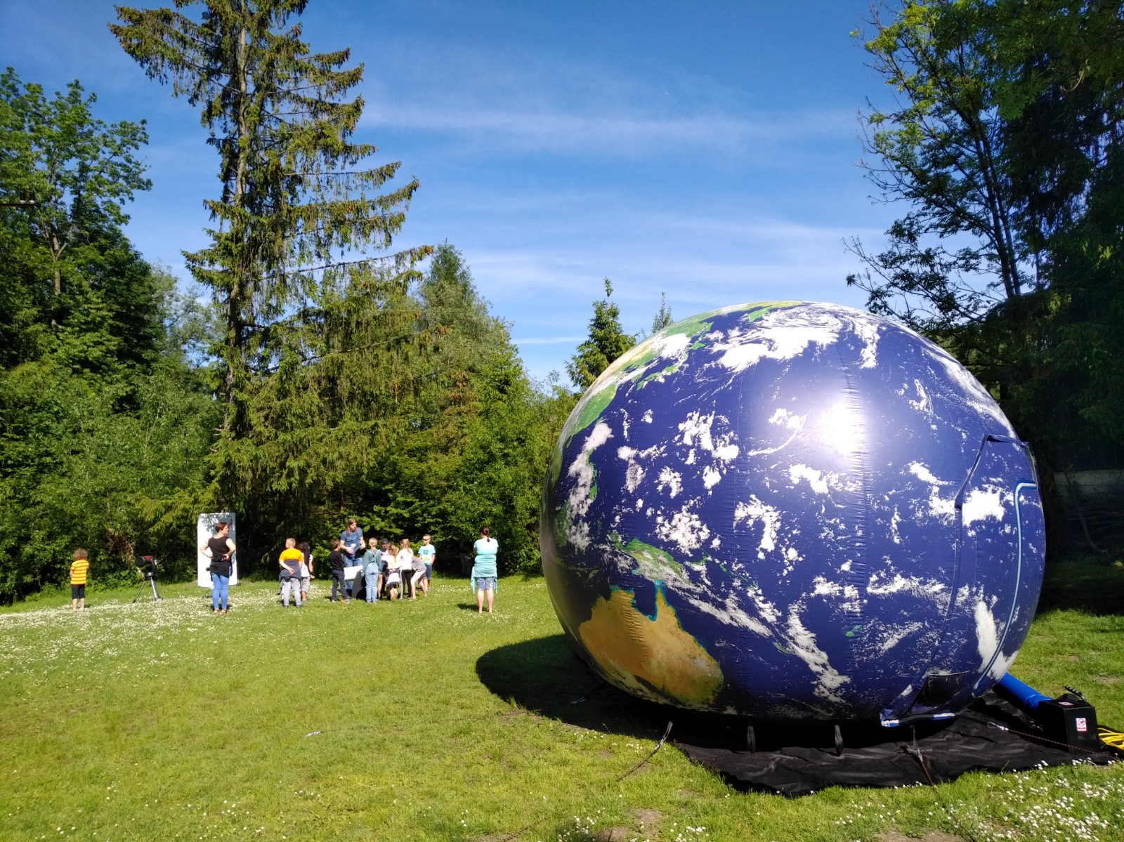 Piknik z planetą Ziemia w szkole Montessori. 