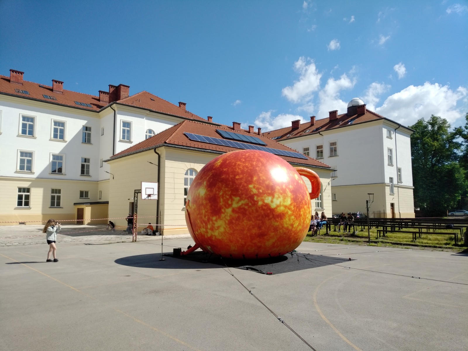 Pneumatyczny model Słońca przy LO im. M. Kopernika w Żywcu.