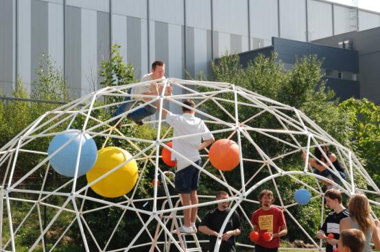 Namiot sferyczny w przygotowaniu. https://www.polaris.org.pl/images/stories/2011.09.03/Multiplanetarium%20w%20fazie%20przygotowan%20do%20Astroeventu.JPG